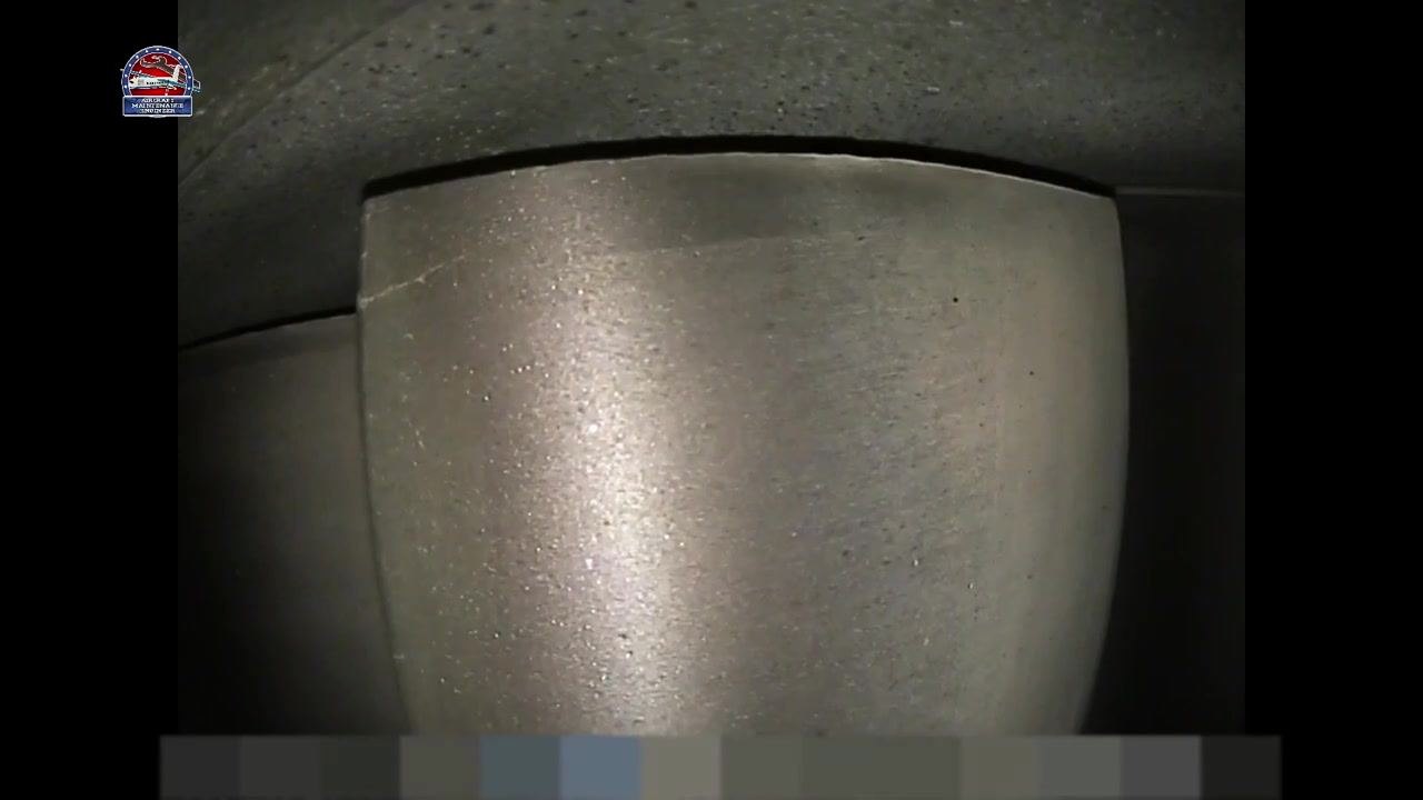 Metallic component with a long crack along the top edge