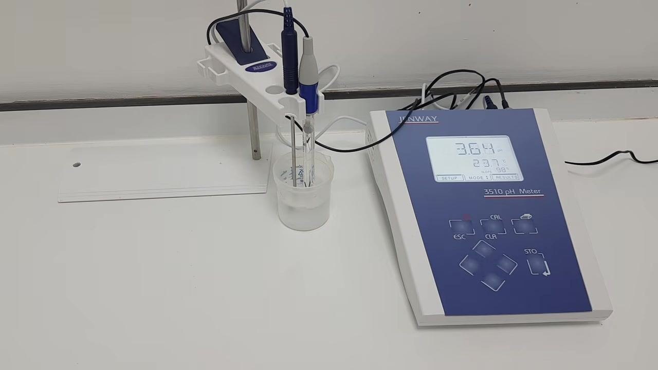 pH meter display shows a stable 4.00 pH with both probes in the red buffer solution, confirming successful calibration