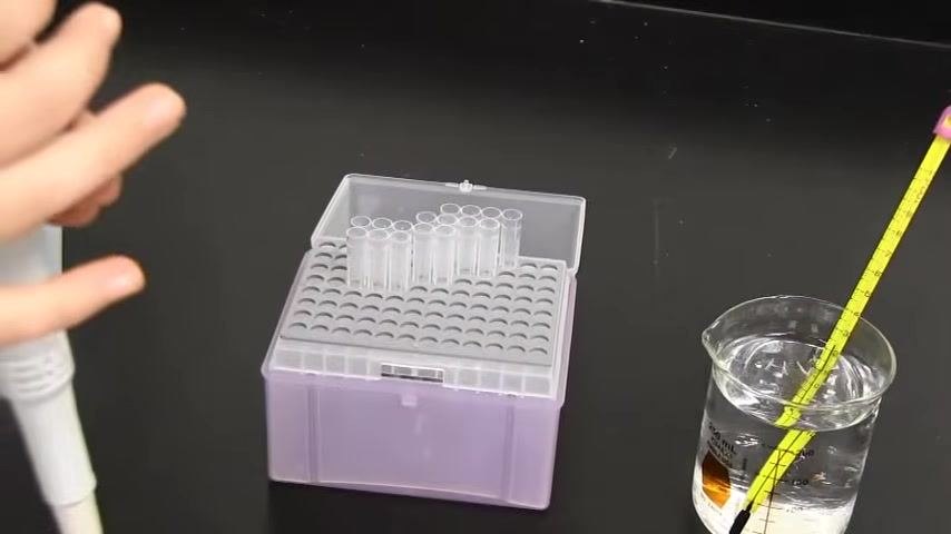 Hand adjusting the pipette volume dial; the display shows "1000".