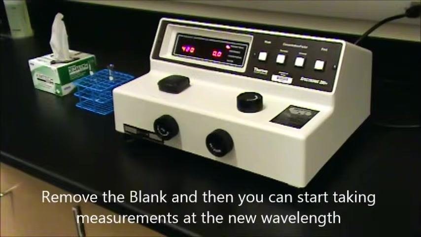 Spectrophotometer display showing 480 nm and 0.0 after removing the blank cuvette, ready for a measurement at the new wavelength