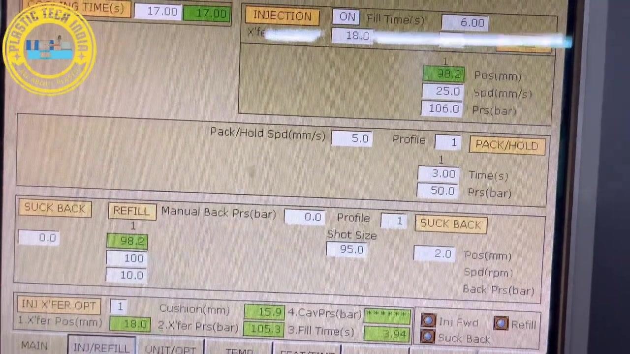 Operator pointing to the 'PACK/HOLD' section, showing time (3.00 s) and pressure (50.0 bar) settings on the control panel.