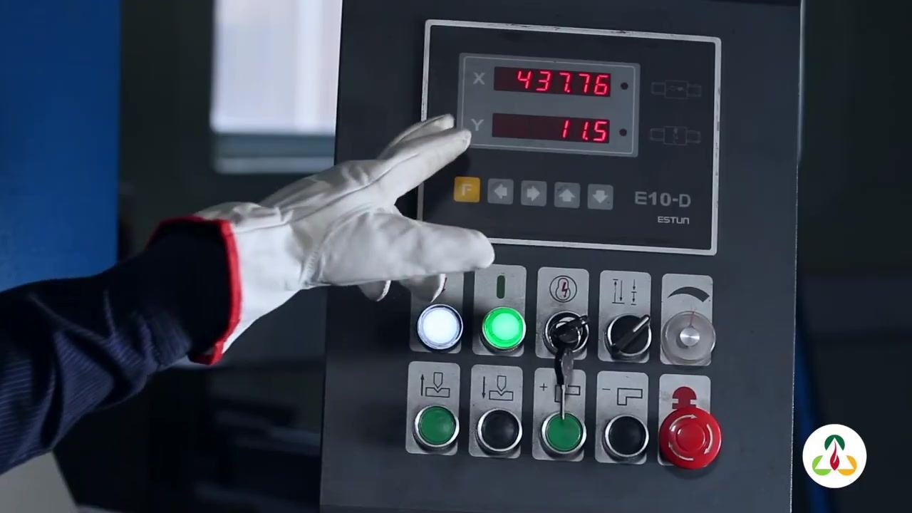 Operator standing next to the hydraulic press brake, explaining the process. Control panel and machine labeled "40X2000" are visible. Operator is wearing gloves and gesturing with hands.