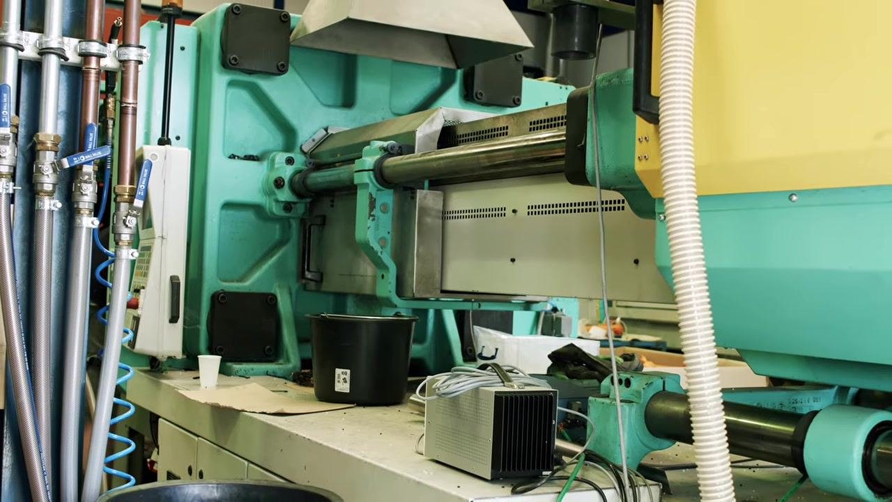 Step 3: Maintaining holding pressure, diagram of the injection molding machine with the pressure zone highlighted