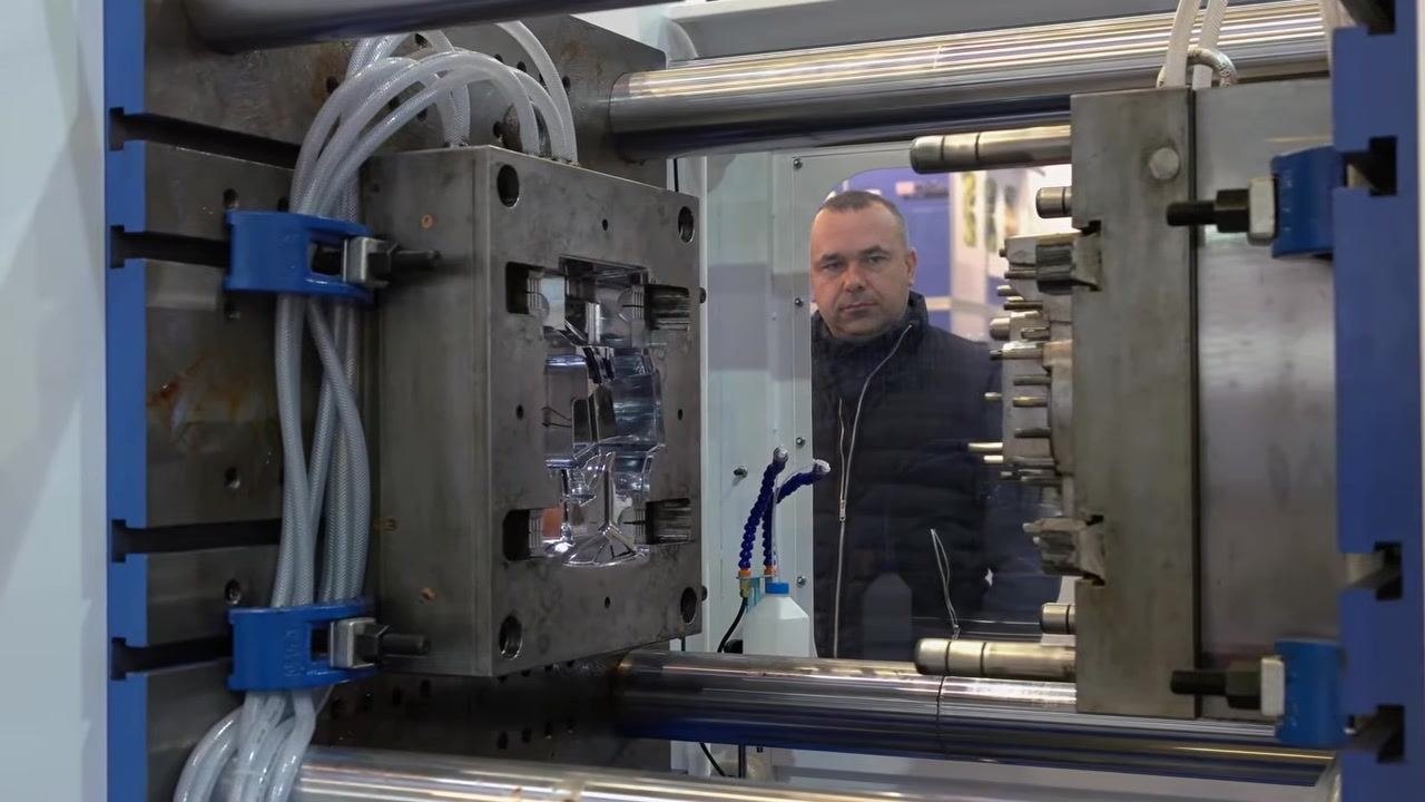Step 5: Opening and repeating, diagram of the injection molding machine with the mold open