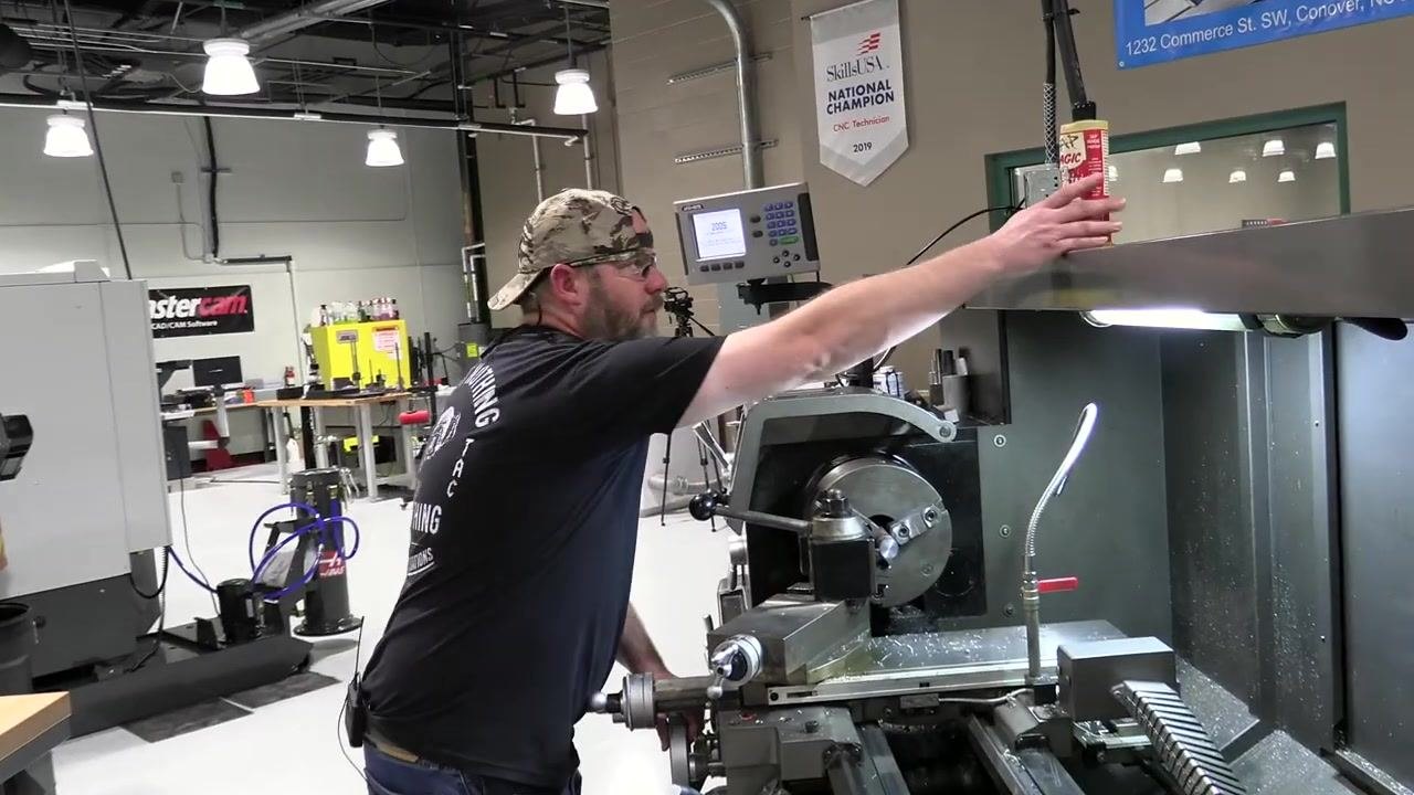 A scribe points to the cutting edge of the tool bit to clarify its orientation and cutting direction.