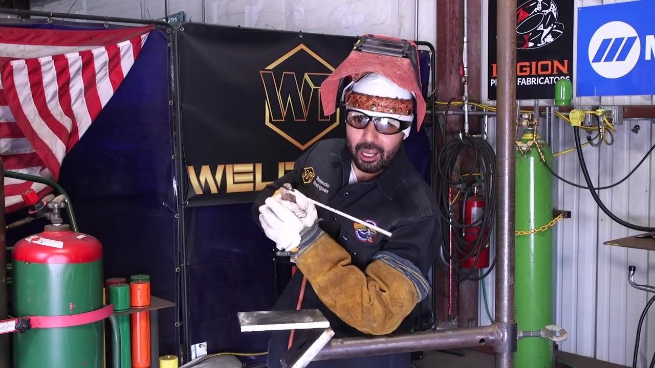 Instructor emphasizing a loose grip, showing how not to bundle up.