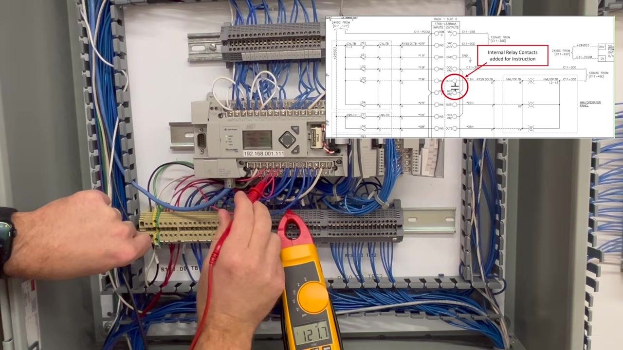 Multimeter probes on the output contact, with the meter reading 127.7V and the schematic overlay highlighting the internal relay contacts.